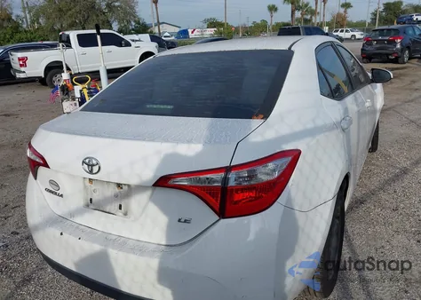2015 Toyota Corolla Le z USA, uszkodzony, nr VIN 2T1BURHE5FC465812